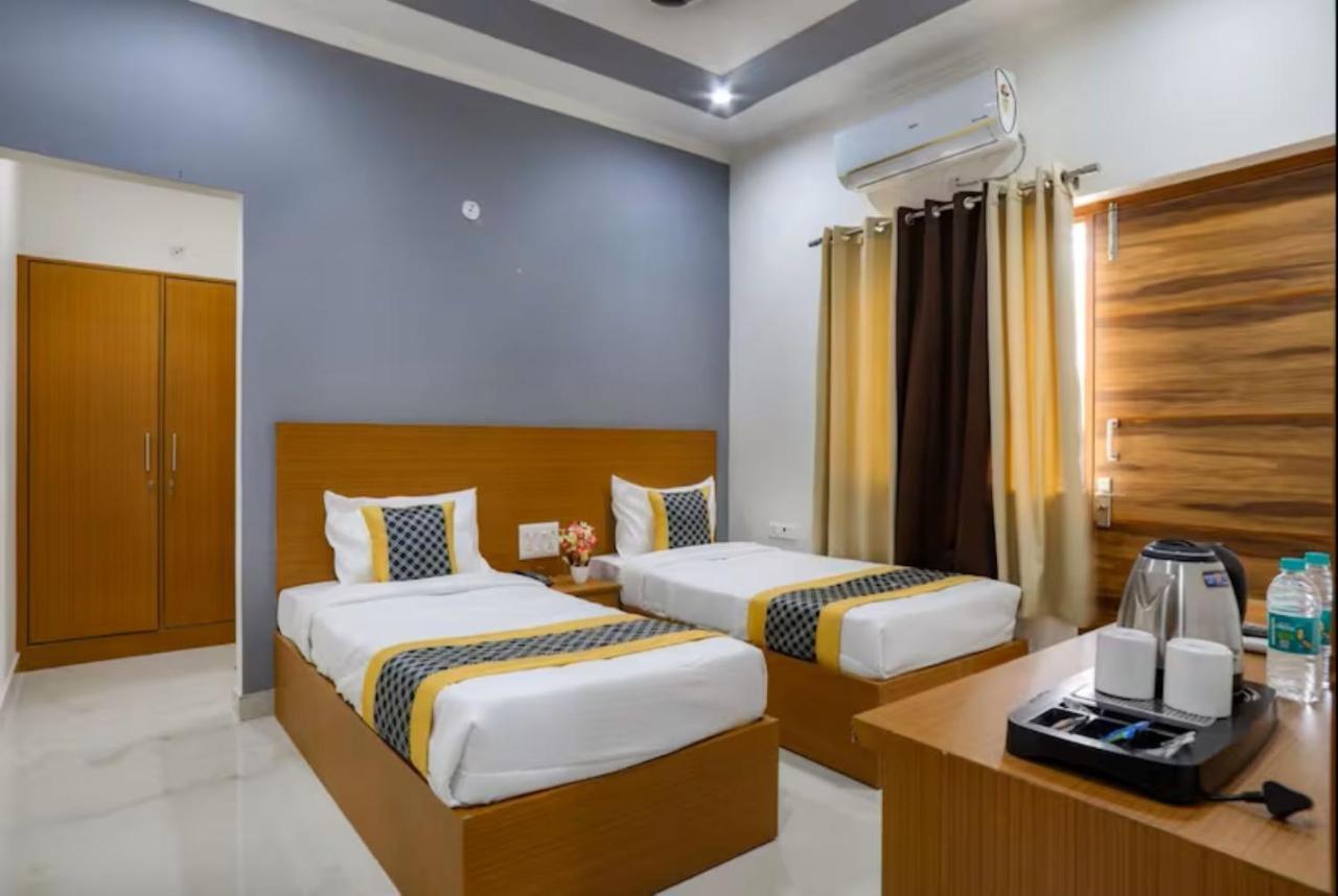 The Castle Blue Hotel Greater Noida Ngoại thất bức ảnh
